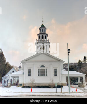 Die First Congregational Church ist eine aktive Congregational Church in Woodstock, Vermont. Das ursprüngliche Gebäude wurde errichtet. Stockfoto