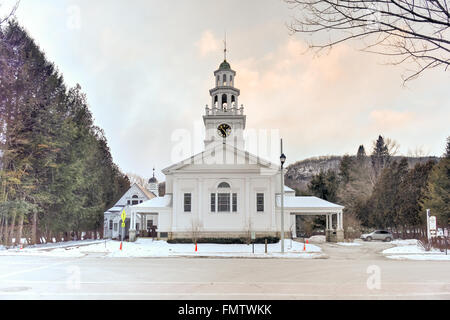 Die First Congregational Church ist eine aktive Congregational Church in Woodstock, Vermont. Das ursprüngliche Gebäude wurde errichtet. Stockfoto