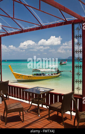 Longtail-Boot wartet auf Kunden in Thailand Stockfoto