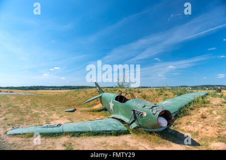 die Überreste der abgestürzten Militärflugzeuge im Feld Stockfoto