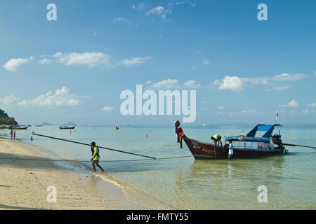 Longtail-Boot wartet auf Kunden in Thailand Stockfoto