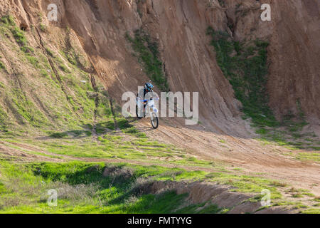 Racer auf einem Motorrad in der Wüste Sommertag Stockfoto