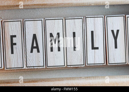 Familie Wort geschrieben auf Holz Stockfoto