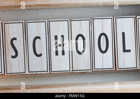 Schule-Wort geschrieben auf Holz Stockfoto