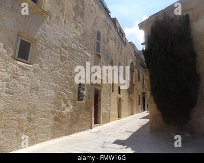 Eine schmale Straße in Mdina, Malta. Stockfoto
