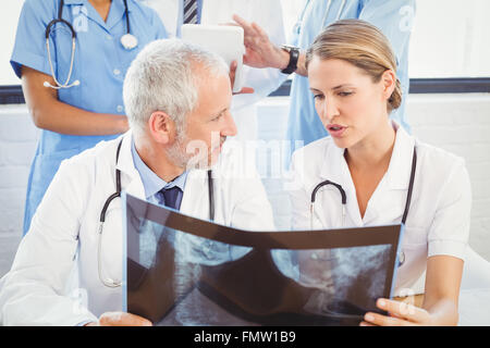 Zwei Ärzte untersuchen einen Röntgen-Bericht Stockfoto