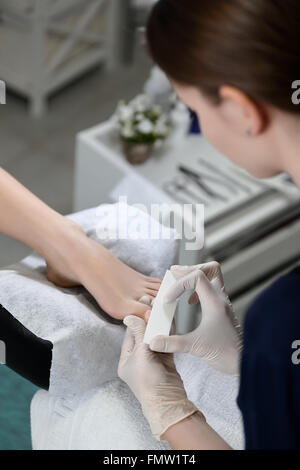 Buff, Polieren der Nägel Stockfoto