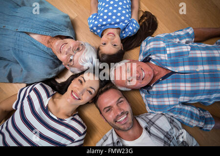 Glückliche Familie am Boden liegend Stockfoto