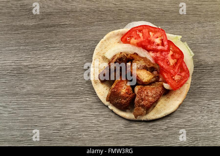 Griechische Souvlaki mit Pita Brot und Gemüse Nahaufnahme auf dem Tisch. Schweinefleisch-Tabelle Stockfoto