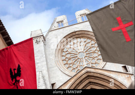 Rosette Kathedrale und mittelalterliche Fahnen in Tarragona, Katalonien, Spanien. Stockfoto