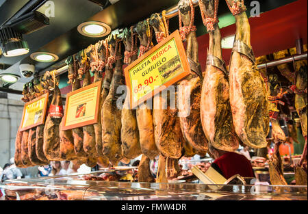 Paleta Iberica Guijuelo trocken geheilt Schinken im Mercat de Sant Josep De La Boqueria - berühmten öffentlichen Markt, Barcelona, Spanien Stockfoto