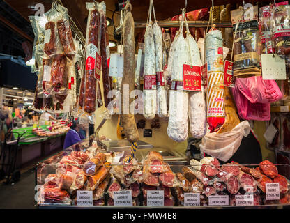 Fleischerei mit Longaniza Würstchen am Mercat de Sant Josep De La Boqueria oder einfach genannt la Boqueria, Barcelona, Spanien Stockfoto