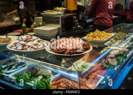 Fischrestaurant im Mercat de Sant Josep De La Boqueria - berühmten öffentlichen Markt Ciutat Vella Bezirk, Barcelona, Spanien Stockfoto