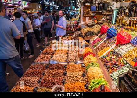 Süßigkeiten und Nüssen im Mercat de Sant Josep De La Boqueria - berühmten öffentlichen Markt Ciutat Vella Bezirk, Barcelona, Spanien Stockfoto