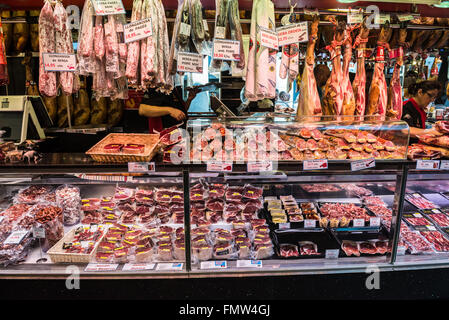 Fleischerei mit Longaniza Würstchen am Mercat de Sant Josep De La Boqueria oder einfach genannt la Boqueria, Barcelona, Spanien Stockfoto