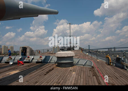 Das Schlachtschiff New Jersey, gebaut in 1942 und betroffenen im Jahr 1999. Dieses Bild zeigt das Schiff 16' Waffen und das Vorschiff Stockfoto