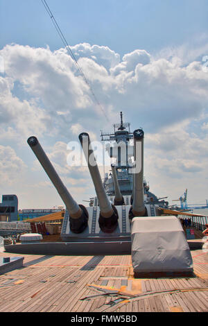Das Schlachtschiff New Jersey, gebaut in 1942 und betroffenen im Jahr 1999. Dieses Bild zeigt das Schiff 16' Waffen und das Vorschiff Stockfoto