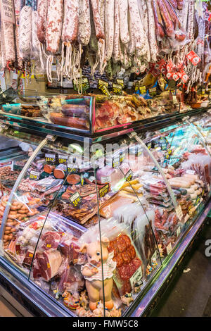 Fleischerei mit Longaniza Würstchen am Mercat de Sant Josep De La Boqueria oder einfach genannt la Boqueria, Barcelona, Spanien Stockfoto