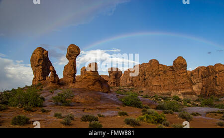 Regenbogen über Garten Eden im Arches National Park in Utah Stockfoto