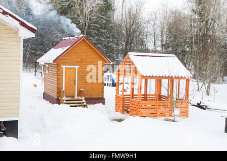 Holz Badewanne mit einem Pavillon außerhalb der Stadt im winter Stockfoto