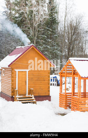 Holz Badewanne mit einem Pavillon außerhalb der Stadt im winter Stockfoto