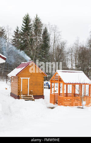 Holz Badewanne mit einem Pavillon außerhalb der Stadt im winter Stockfoto