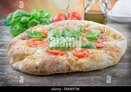 Bio-Pizza mit frischen Tomaten Stockfoto