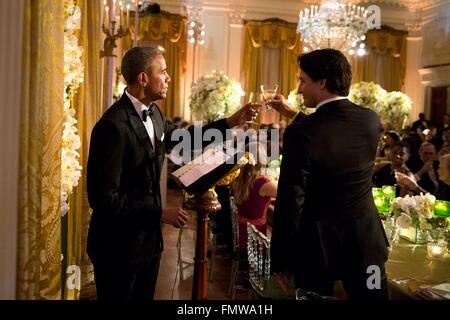 US-Präsident Barack Obama bietet einen Toast auf kanadische Premierminister Justin Trudeau während der State Dinner in seiner Ehre im East Room des weißen Hauses 10. März 2016 in Washington, DC. Dies ist der erste Staatsbesuch eines kanadischen Premierministers in 20 Jahren. Stockfoto