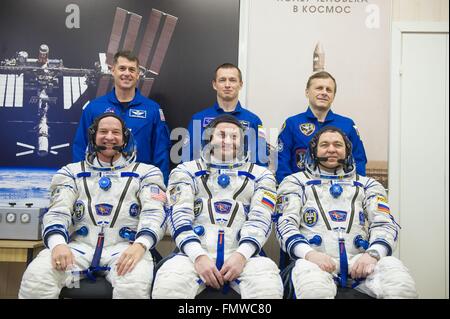 Internationale Raumstation ISS-Expedition 47 Prime und backup Crew-Mitglieder posieren für ein Gruppenfoto während der Pre-Launch-Ausbildung am Weltraumbahnhof Baikonur 4. März 2016 in Kasachstan. Startreihe in Sokol Start Anzüge sind erstklassige Crew Mitglieder amerikanischer Astronaut Jeff Williams, links, und russische Kosmonauten Alexei Ovchinin und Oleg Skripochka. Stehen backup Crew im blauen Flug-Anzüge: amerikanische Astronaut Shane Kimbrough, russische Kosmonauten Sergey Ryzhikov und Andre Borisenko. Stockfoto