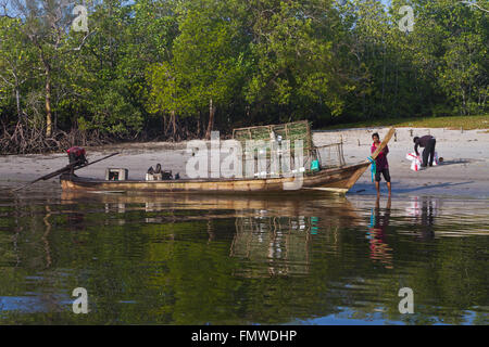 Longtail-Boot wartet auf Kunden in Thailand Stockfoto