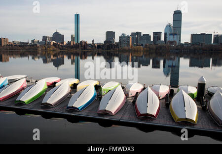 Back Bay Boston spiegelt sich in den Charles River Stockfoto