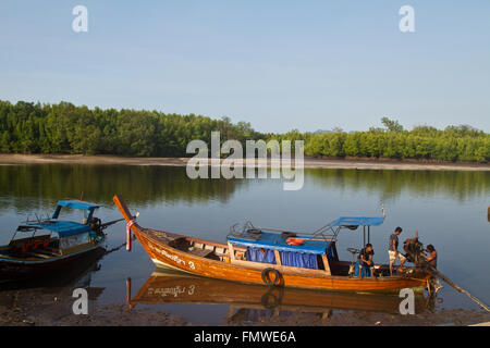 Longtail-Boot wartet auf Kunden in Thailand Stockfoto