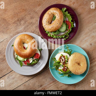 Frischen Bagel-Sandwiches auf Holztisch. Ansicht von oben Stockfoto