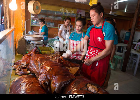 Das kulinarische Nationalgericht der Philippinen ist ein Spieß gebratenes Schwein wie Lechon Baboy bekannt. Stockfoto