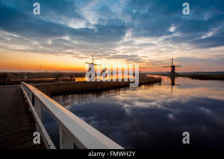 auf dem Wasser gibt es mehrere Windmühlen in Kinderdijk in Holland Stockfoto