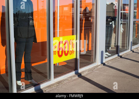 Sale Zeichen in Kleidung Geschäft Fenster des Vorstadteinkaufszentrums Stockfoto