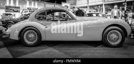 Ein Sportwagen Jaguar XK140 Coupe, 1956. Schwarz und weiß. Stockfoto