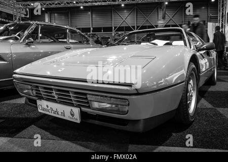 Sportwagen Ferrari 328 GTS (Gran Turismo Spider), 1989. Schwarz und weiß. Stockfoto