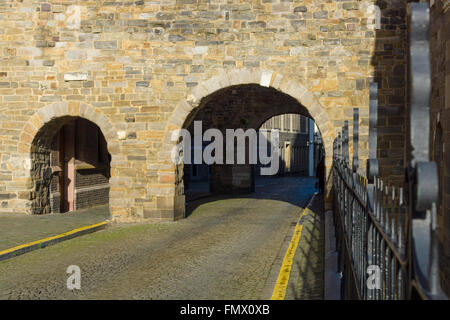 Das alte Pflaster und ein Fragment von der Festung. Stockfoto