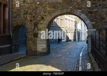 Das alte Pflaster und ein Fragment von der Festung. Stockfoto