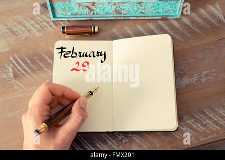 Konzept-Bild der Februar 29 Kalendertag mit dem leeren Raum für Text als handschriftliche Notiz mit Füllfederhalter auf einem Notebook Stockfoto