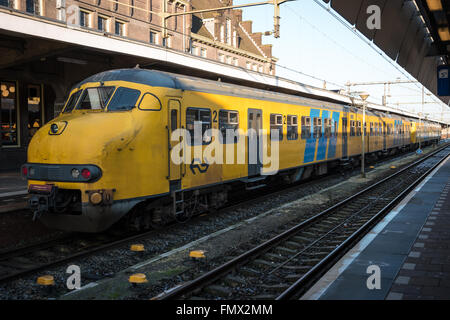 Ein Personenzug. Der Hauptbahnhof von Maastricht. Schienenverkehr der Niederlande. Stockfoto