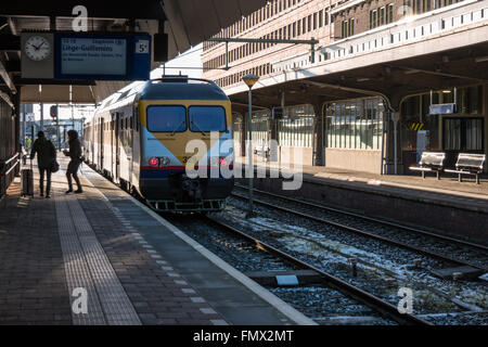 Ein Personenzug. Der Hauptbahnhof von Maastricht. Schienenverkehr der Niederlande. Stockfoto