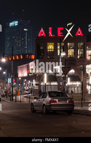 Einkaufszentrum Alexa am Alexanderplatz in der Abend-Beleuchtung. Stockfoto