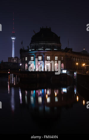 Das Bode-Museum bei Nacht. Staatliches Kunstmuseum. Das Hotel liegt auf der Museumsinsel. Stockfoto