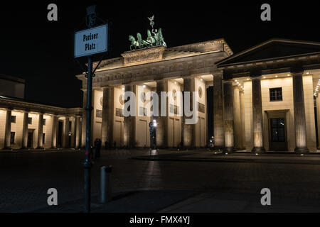 Das Brandenburger Tor ist eine neoklassische Triumphbogen aus dem 18. Jahrhundert in Berlin, Deutschland. Nachtbeleuchtung. Stockfoto