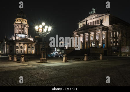 Platz Gendarmenmarkt, Konzerthaus und Deutschen Dom im Nachtbeleuchtung. Stockfoto