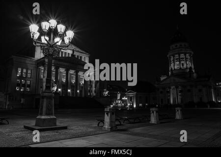 Platz Gendarmenmarkt, Konzerthaus und französischen Dom im Nachtbeleuchtung. Schwarz und weiß. Stockfoto