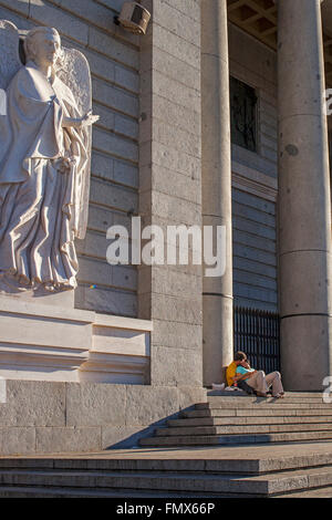 Hauptfassade der Kathedrale Santa María la Real De La Almudena, Madrid, Spanien. Stockfoto