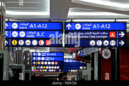 Informationen Zeichen im Terminal des internationalen Flughafens Dubai Vereinigte Arabische Emirate Stockfoto